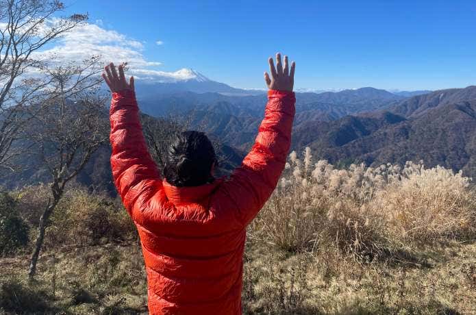 登山でモンベルのダウンを着用している人