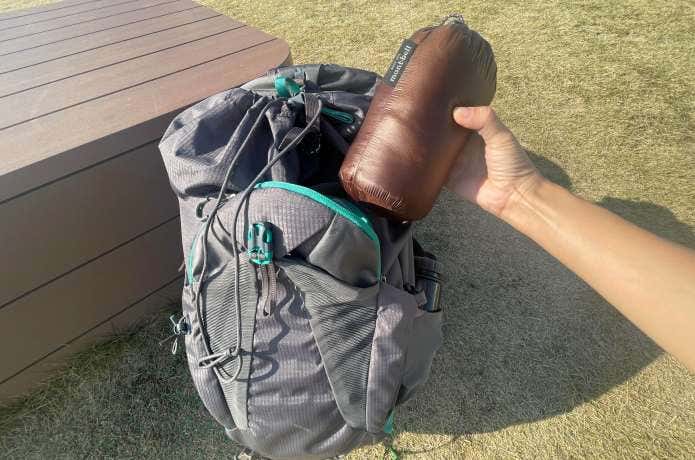 コンパクトにしてザックに収納するモンベルのダウン