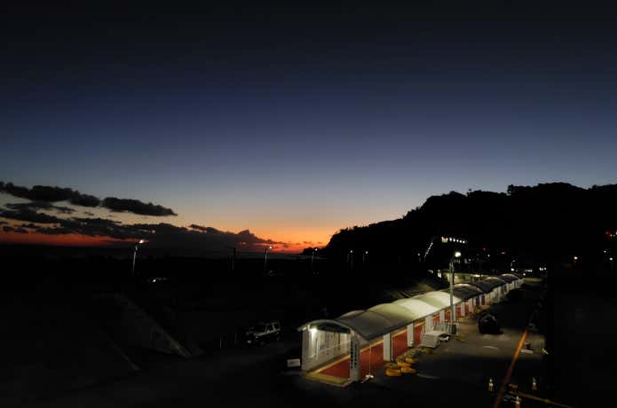 伊豆大島　岡田港の朝焼け