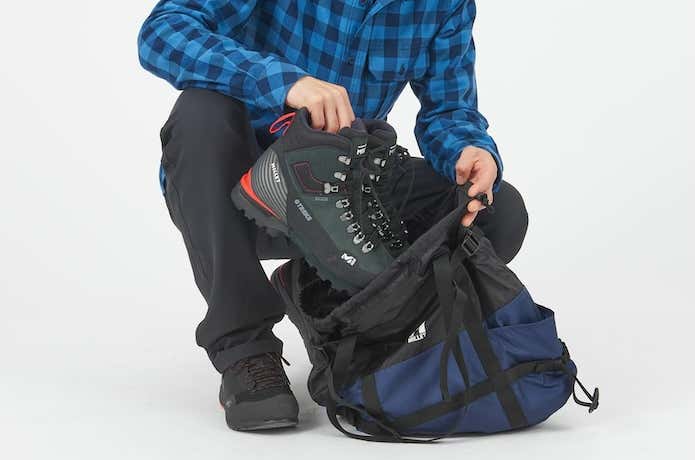 登山靴も収納できる大きさ