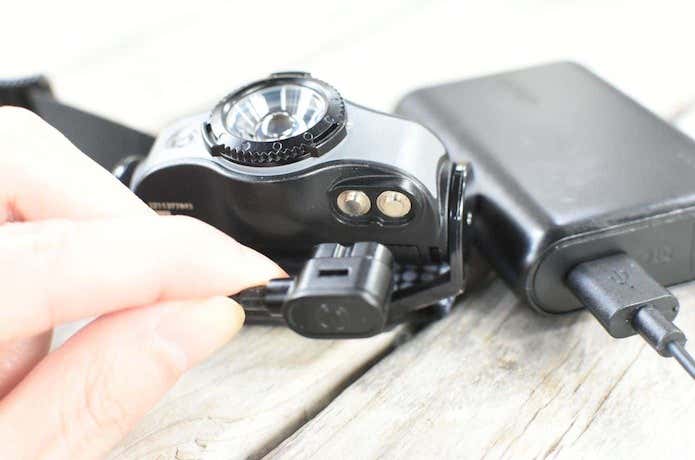 マグネットによる充電シーン