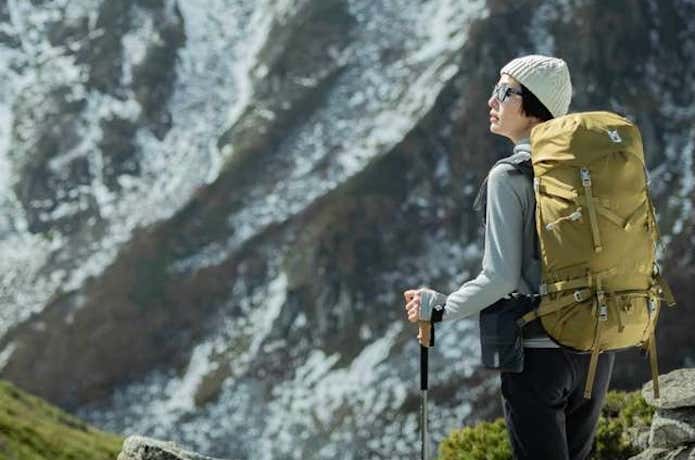 ミレーのアイテムを使用する登山者