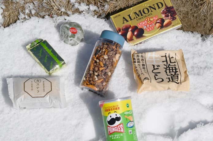雪の上に置かれた行動食