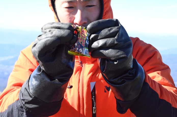 グローブを着けてお菓子を開ける人