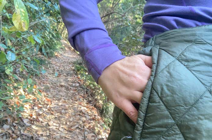 右側にポケットがある