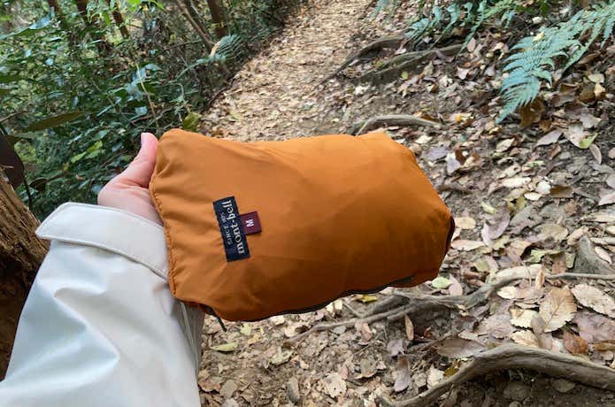 ポケットに本体を収納可能