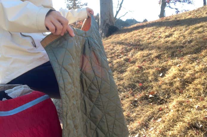 スナップボタンを全て外せば長方形になり膝掛けとして使用できる