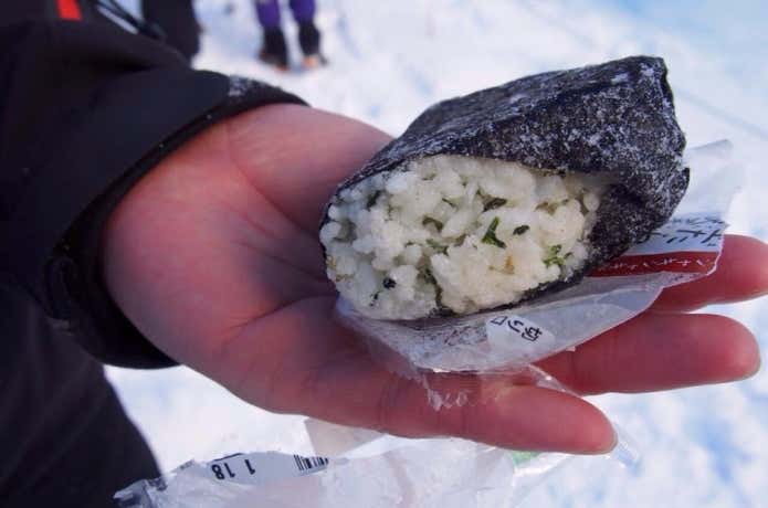 雪山で凍ったおにぎり