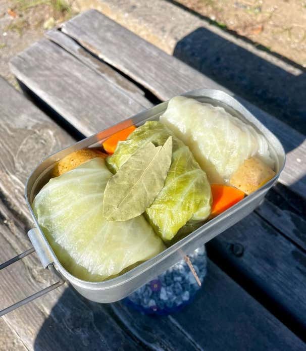 ①じゃがいも、にんじんを食べやすい大きさに切る。②メスティンにロールキャベツ、じゃがいも、にんじん、水、ローリエを入れて火にかけて煮込む。