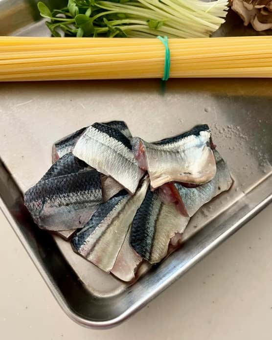 ①さんまを三枚におろし、食べやすい大きさに切る。