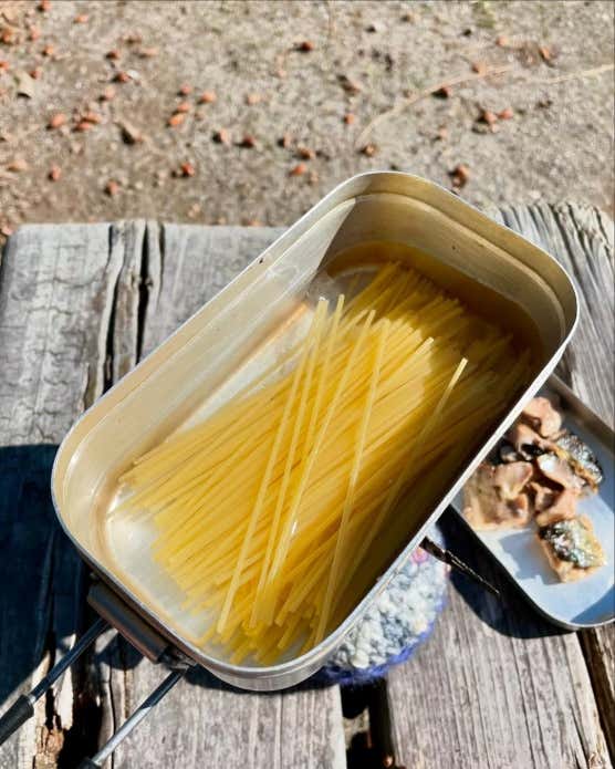 ③同じメスティンに水、パスタ、オリーブオイル、塩を加え、煮る。ときどき混ぜながら茹でて、水分を飛ばしていく。