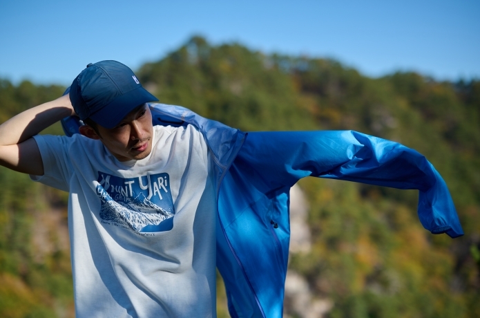 ミレーのレインウェアを着用しようとしている人