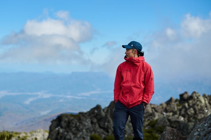 ミレーのレインウェアを着た登山者