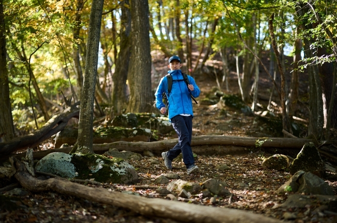ミレーのレインウェアを着て走る人