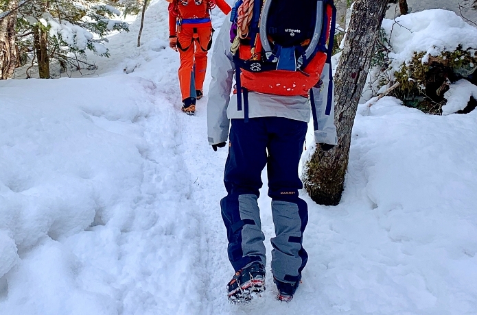 積雪・凍結した林道や低山で重宝するチェーンスパイク
