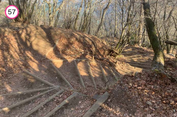 つづら折りの木製階段