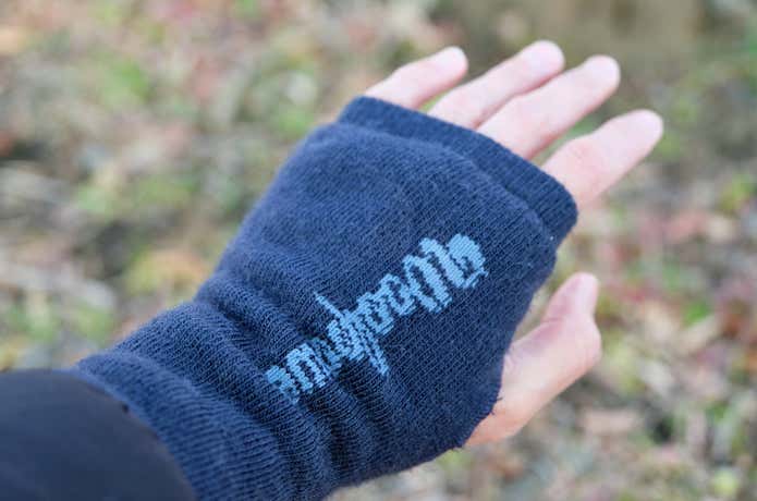 ハンドウォーマーを装着している人