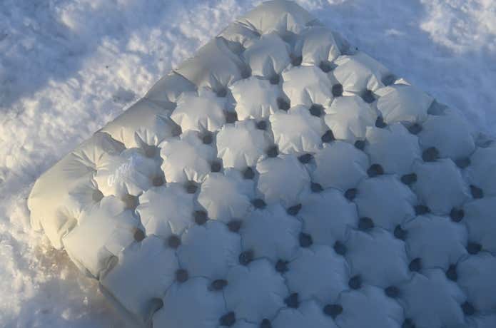 雪の上にあるエアマット