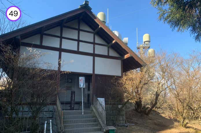 山頂トイレと電波塔