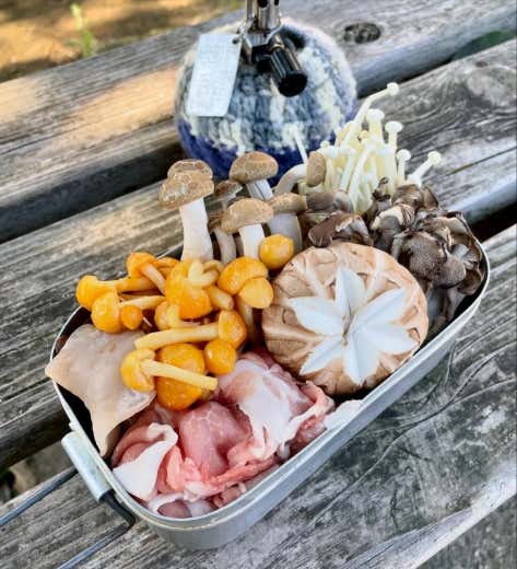 ①豚肉、キノコ類は食べやすい大きさに切る。鍋つゆをすべて合わせる。