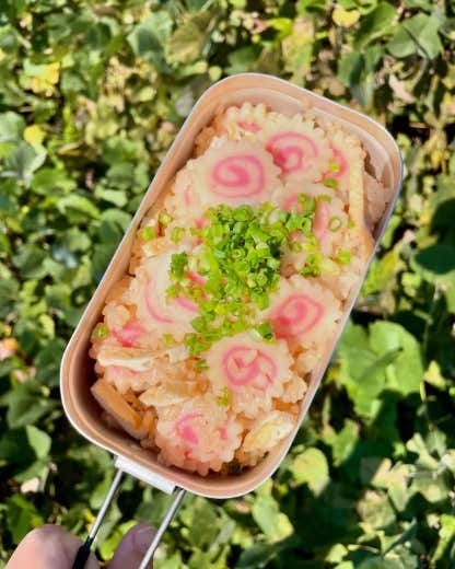 ③蓋をして、固形燃料で25分程度炊飯する。④炊き上がったらタオルなどを巻いて10分保温する。⑤蓋を開け、ねぎをかけて出来上がり。