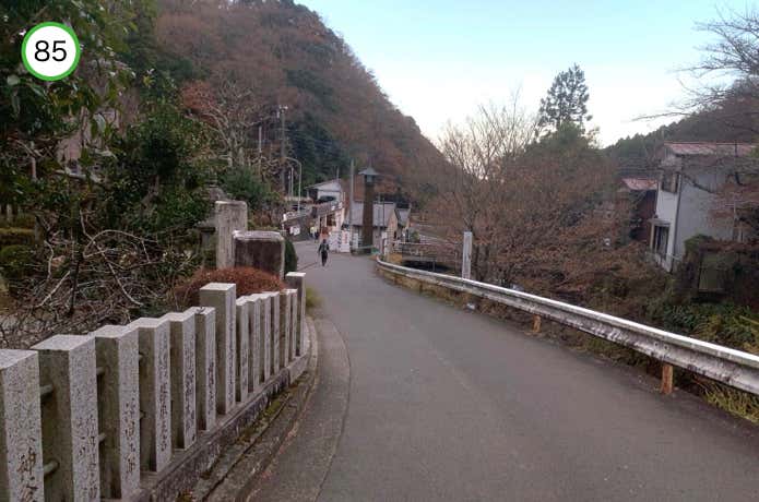 大山ケーブルバス停までの舗装路