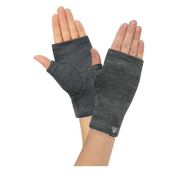 メリノウールにポリエステルをプラスした2層構造