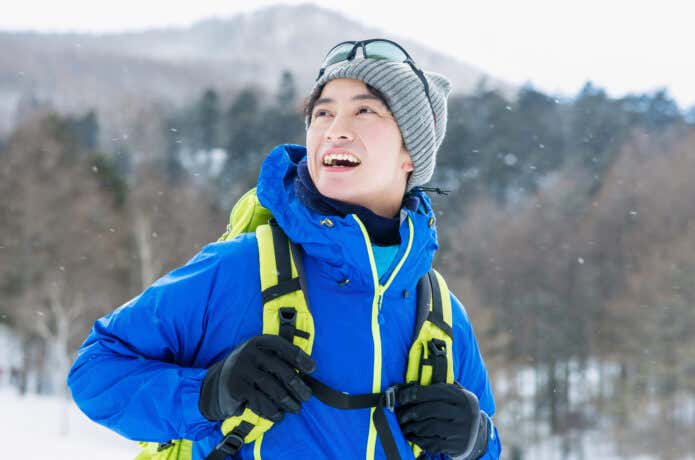 雪山を楽しむ人
