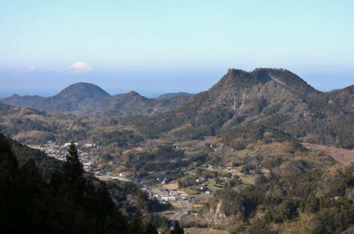 温暖な房総の山では東京湾と富士山の眺望も
