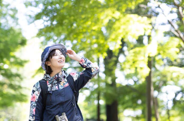 新緑を歩く女性