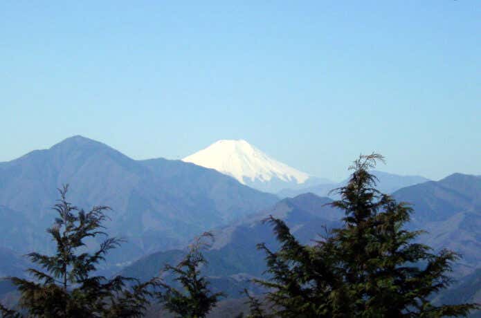 山頂から望む丹沢山塊と富士山