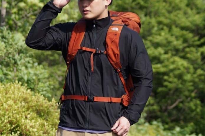 ザ・ノース・フェイスのウィンドブレーカーを着ている登山者