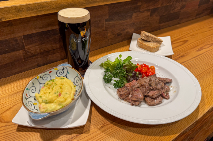ラム肉のカットステーキ、コルカノン、ブラウンブレッド、ギネスビール