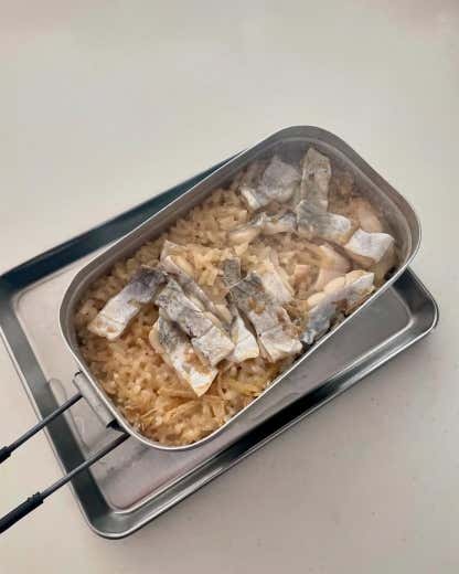 ①太刀魚を骨を取り、食べやすい大きさに切る。
②メスティンにお米、しょうゆ、酒、和風顆粒だし、塩を入れてから、リベット(メスティン内側にある丸ぽち)の真ん中に水を合わせる。合わせてから太刀魚を入れる。
③蓋をして、固形燃料で25分程度炊飯する。
④炊き上がったらタオルなどを巻いて10分保温する。