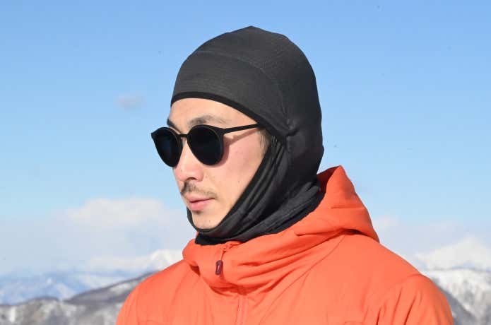ドライウォームバラクラバを装着した人