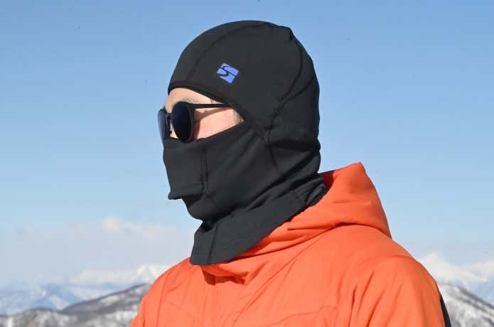 ファイントラックのメリノスピンバラクラバを装着する人