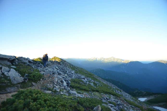 稜線を歩く登山者