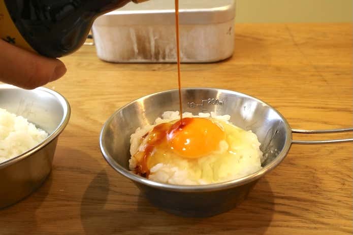 卵に醤油をかける