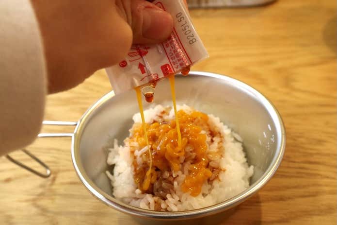秒でどこでもTKG！？卵かけ風ご飯のたれをかける