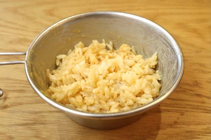秒でどこでもTKG！？卵かけ風ご飯のたれを混ぜた様子
