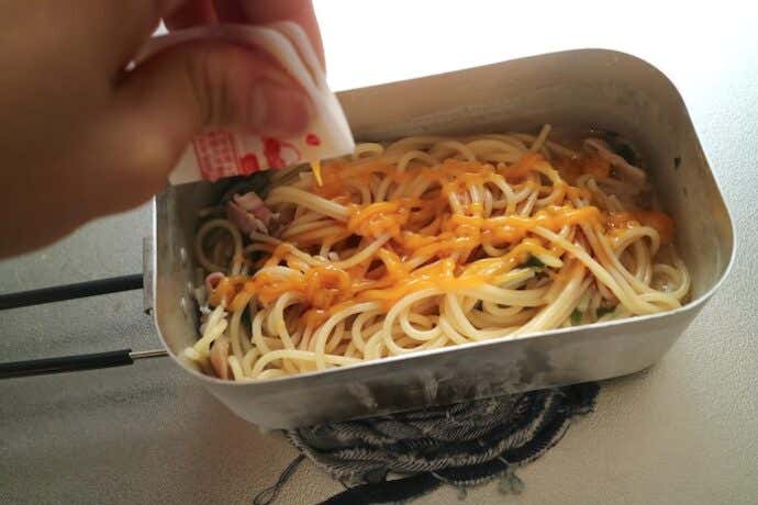 茹でたパスタにたれをかける