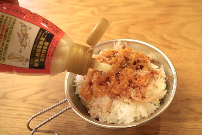 卵かけ風ご飯にニンニクを乗せる