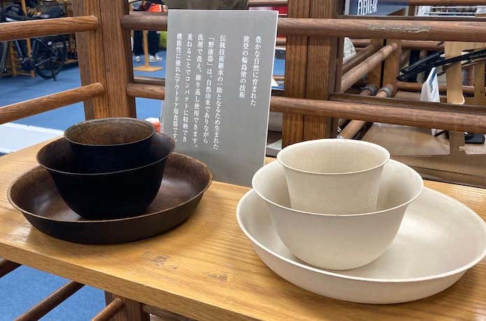 軽くてスタッキングも可能な野漆器
