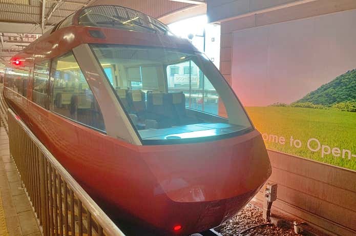 箱根湯本駅に停車中の特急ロマンスカー