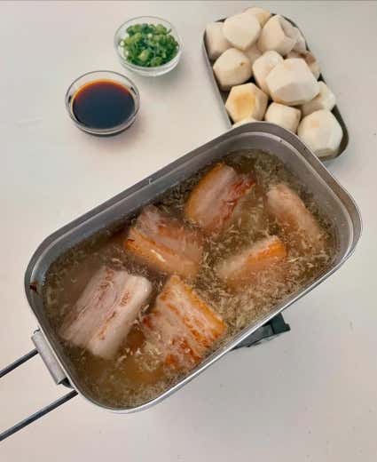 ③豚バラに焼き目がついたら、砂糖、酒、水、しょうがを入れる。