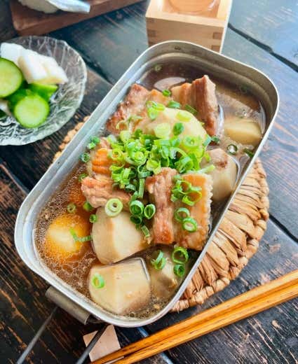 ⑤里芋が柔らかくなったら醤油を入れてひと煮立ちし、出来上がり。最後にねぎを入れて完成。