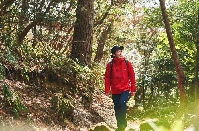 モンベルの新作レインウェアを着て歩く登山者
