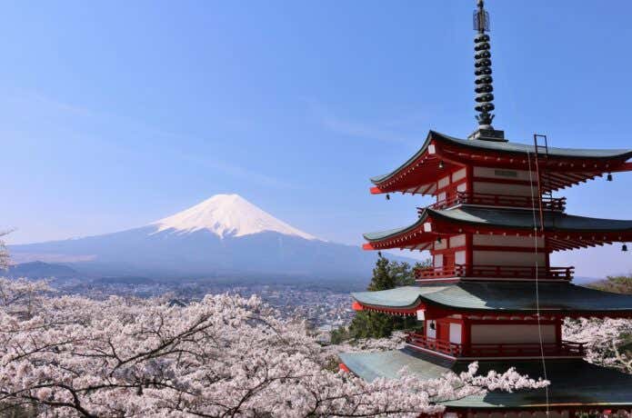 新倉浅間神社の五重塔と桜と富士山