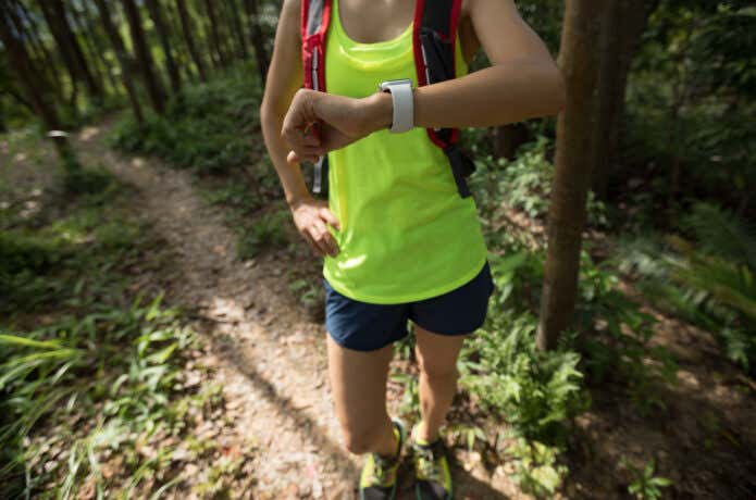 GPSウォッチを見る登山者