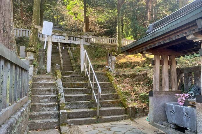 白山神社の参道と手水舎